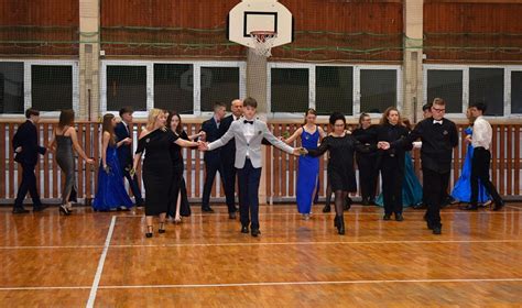 Grupa uczniów tańczących poloneza w eleganckich strojach