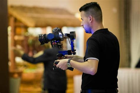 fotograf ślubny i kamerzysta przy pracy