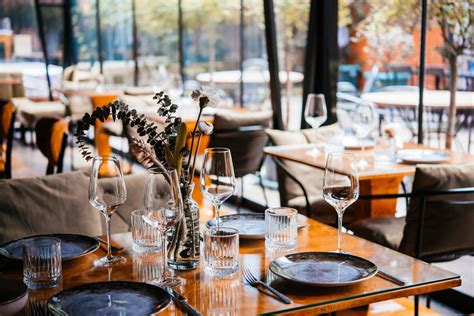 wizualizacja stolika biznesowego w restauracji z zaznaczonymi odpowiednimi miejscami, z dala od zgiełku