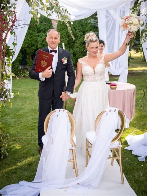Romantyczna ceremonia ślubna w plenerze wśród zieleni Pałacu Jaśminowego.