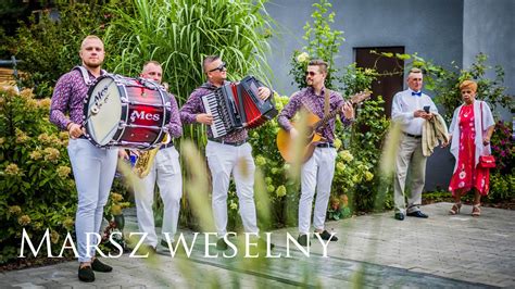 zdjęcie zespołu muzycznego grającego na weselu