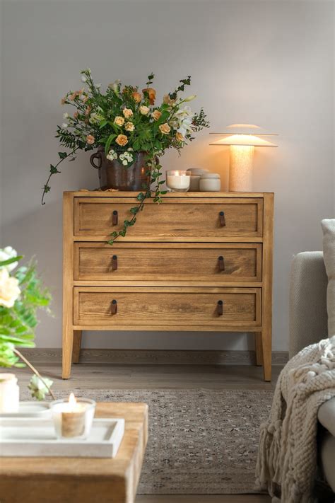 Elegancka drewniana komoda w stylu retro
