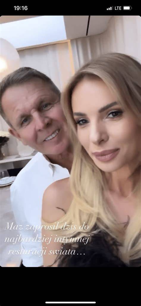 fotografia pary młodej Izy Janachowskiej i Krzysztofa Jabłońskiego na tle luksusowego samochodu