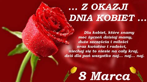Dziewczynki w klasie otrzymują kwiaty z okazji Dnia Kobiet