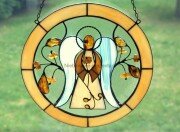 Anioł z bursztynem - zawieszka witrażowa