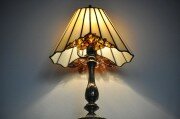 Biała Tiffany - lampa witrażowa